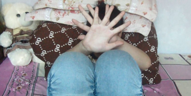 让小萝莉帮忙足交